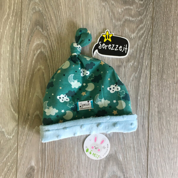 01-CUFFIA_NUVOLEazzurro_0-6mesi_ricamo_baby_serezze cuffietta baby