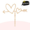Cake topper con freccia e cuori. Un modo originale e molto personale per dare un tocco unico alla vostra torta nuziale. Vi basterà semplicemente inserirlo sulla base più alta della vostra torta di matrimonio per trasformare con stile il look della stessa. L’idea perfetta per impreziosire la torta nuziale. L’attenzione per i dettagli per il cake topper è tale che rappresenterà una vera e propria opera d’arte che valorizzerà al meglio il vostro taglio della torta con un tocco di eleganza e raffinatezza, a volte simpatia. Originale, particolare e gioioso, per sorprendere tutti nel momento della torta! Puoi adagiarlo sulla torta attraverso la bacchetta di cui è dotato, con molta attenzione e cura per evitare di danneggiarlo. Se sceglierai di personalizzare ancora di più il tuo topper cake, verrà progettato seguendo il mood scelto per l’evento e verrà realizzato con i materiali più ricercati e le tecniche più adatte per caratterizzare al meglio il vostro evento, possiamo aggiungere stoffe, nastri, lustrini, quello che più vi rappresenta. Sarà emozionante vedere come le vostre idee si trasformano in realtà.
