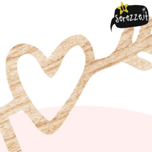 Cake topper con freccia e cuori. Un modo originale e molto personale per dare un tocco unico alla vostra torta nuziale. Vi basterà semplicemente inserirlo sulla base più alta della vostra torta di matrimonio per trasformare con stile il look della stessa. L’idea perfetta per impreziosire la torta nuziale. L’attenzione per i dettagli per il cake topper è tale che rappresenterà una vera e propria opera d’arte che valorizzerà al meglio il vostro taglio della torta con un tocco di eleganza e raffinatezza, a volte simpatia. Originale, particolare e gioioso, per sorprendere tutti nel momento della torta! Puoi adagiarlo sulla torta attraverso la bacchetta di cui è dotato, con molta attenzione e cura per evitare di danneggiarlo. Se sceglierai di personalizzare ancora di più il tuo topper cake, verrà progettato seguendo il mood scelto per l’evento e verrà realizzato con i materiali più ricercati e le tecniche più adatte per caratterizzare al meglio il vostro evento, possiamo aggiungere stoffe, nastri, lustrini, quello che più vi rappresenta. Sarà emozionante vedere come le vostre idee si trasformano in realtà.