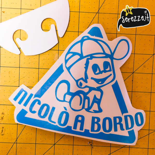 01_BEBEaBORDO_nicolo_triangolo_adesivo_serezze bebè a bordo