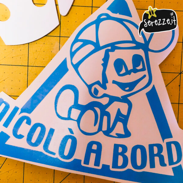 02_BEBEaBORDO_nicolo_triangolo_adesivo_serezze bebè a bordo