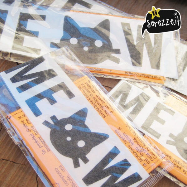 03_meow_adesivo_serezze ADESIVI PER TUTTE LE SUPERFICI Colora il tuo mondo con adesivi su misura per tutte le superfici. Adesivo realizzato in vinile prespaziato di prima qualità utilizzando solo prodotti Made in Italy. Personalizzabile nel soggetto e nei nomi. L’adesivo verrà realizzato e fornito con semplici istruzioni per un’installazione. I nostri adesivi sono fatti di un materiale vinilico altamente resistente che sopporta facilmente gli agenti atmosferici quali pioggia, vento e raggi UV, abbiamo anche l'adesivo LAVAGNA da interno, pratico per segnare i tuoi impegni e le cose da non dimenticare. Gli adesivi si adattano perfettamente a qualsiasi tipo di superficie piana. La sua alta qualità ti permetterà di attaccarli evitando le tipiche e fastidiose bolle d’aria. Quando sarai stufo potrai rimuovere l’adesivo senza lasciare alcuna traccia. Finestre, porte, autovetture, tazze, scatole, cornici e specchi, potrai rivestire qualsiasi cosa.